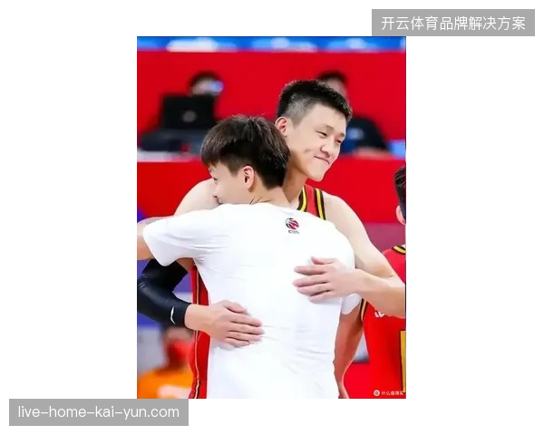 功勋老将周鹏以底薪合同重返广东宏远，旨在补强球队锋线领导力与季后赛经验